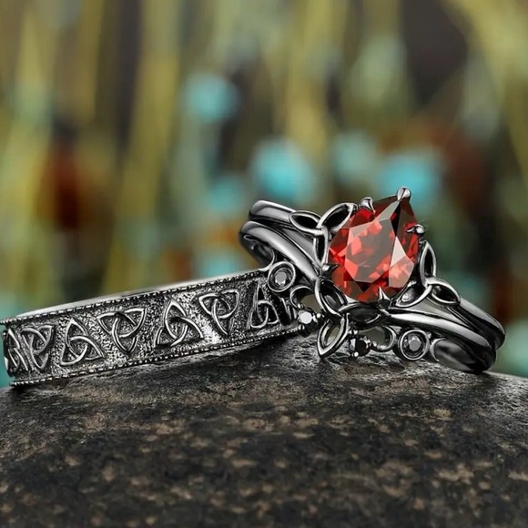 Elegant Silver and Red Gemstone Ring Set. - Picture 3 of 4